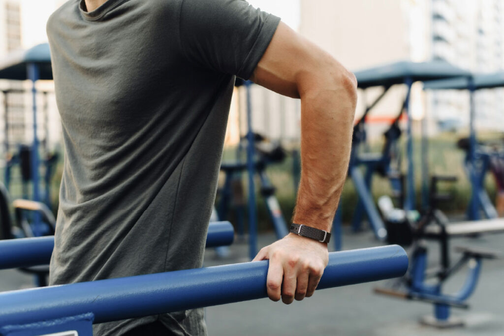 Mann an Fitnessgerät trägt Hilo Band