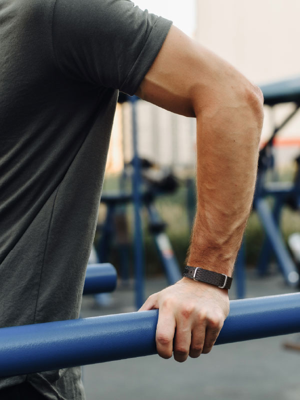 Mann an Sportgerät mit Hilo Band