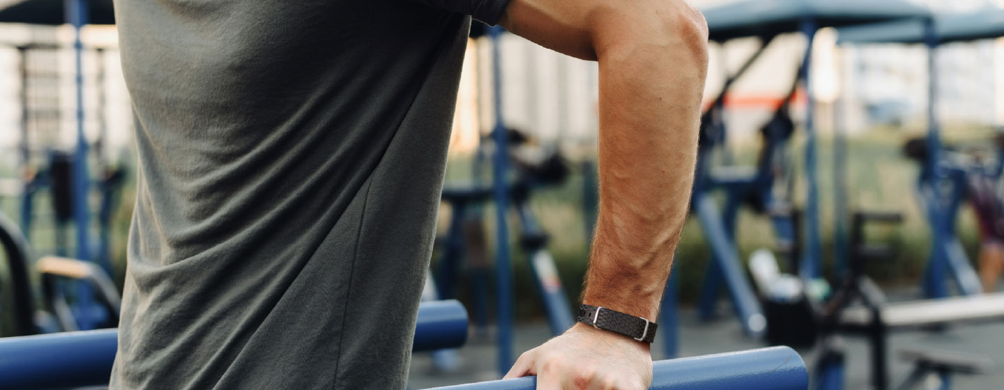 Mann an Sportgerät mit Hilo Band