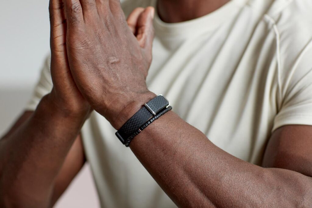 Nahaufnahme eines Mannes, der Hilo Band trägt